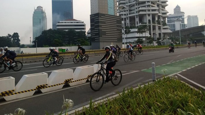 Sejumlah pesepeda di Jalan Sudirman-Thamrin gowes di luar jalur khusus sepeda, Sabtu (15/5/2021) pagi.