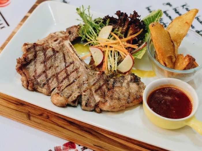 Steak Kaki Lima Rasa Bintang Lima Steak Kaki Lima Rasa Bintang Lima yang Harga Terjangkau dan Viral.