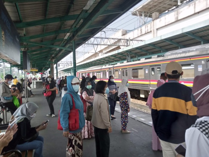 Suasana Stasiun Manggarai Siang Ini