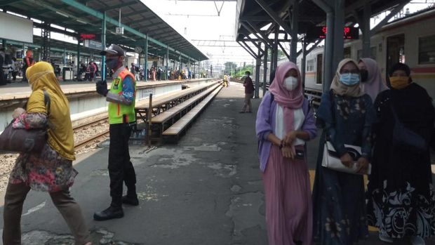 Suasana Stasiun Manggarai Siang Ini
