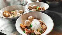 Di seluruh Indonesia, ada banyak variasi bakso, tetapi semuanya mengandung tiga bahan utama: kaldu, mie, dan bakso. Dok. Instagram