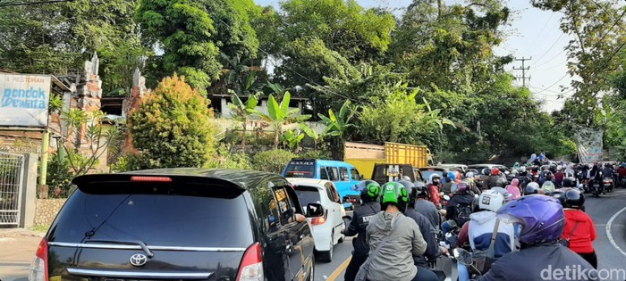 Warga nekat liburan ke palabuhanratu
