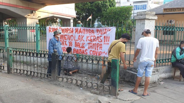Warga pasang spanduk menolak yang pulang dari mudik masuk Sawah Besar tanpa tes swab. Foto dikirim Kapolsek Sawah Besar AKP Maulana Mukarom.