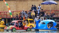 Sejumlah pengunjung terlihat mengabaikan protokol kesehatan seperti melepas masker saat bermain atau menunggu wahana perahu wisata. 