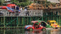 Mayoritas pengunjung mengajak keluarganya saat berwisata di danau tersebut.