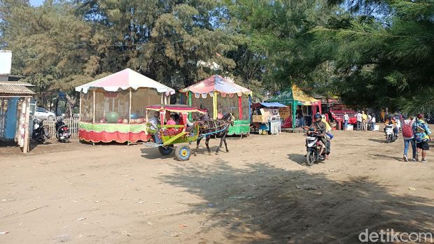 Berlokasi di Karawang Utara, wisata pantai Tanjungpakis jadi pilihan warga untuk menikmati liburan lebaran. Terlihat antusiasme pengunjung membludak di sepanjang bibir pantai.