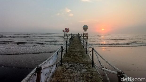 Berlokasi di Karawang Utara, wisata pantai Tanjungpakis jadi pilihan warga untuk menikmati liburan lebaran. Terlihat antusiasme pengunjung membludak di sepanjang bibir pantai.