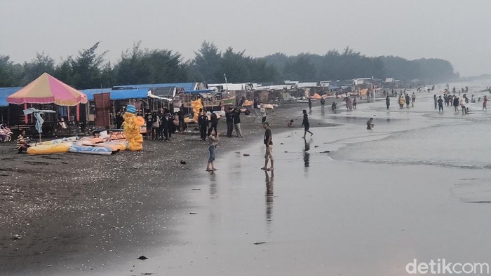 Berlokasi di Karawang Utara, wisata pantai Tanjungpakis jadi pilihan warga untuk menikmati liburan lebaran. Terlihat antusiasme pengunjung membludak di sepanjang bibir pantai.