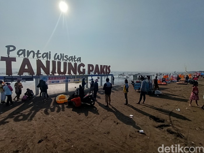 Berlokasi di Karawang Utara, wisata pantai Tanjungpakis jadi pilihan warga untuk menikmati liburan lebaran. Terlihat antusiasme pengunjung membludak di sepanjang bibir pantai.