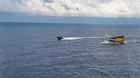 Hasil pemeriksaan awal diperoleh data KIA tersebut adalah kapal berbendera Vietnam dengan nama lambung kapal BD 93681 TS diawaki 6 orang Anak Buah Kapal (ABK) Warga Negara Asing (WNA) berkebangsaan Vietnam. Terdapat muatan ikan campur hasil tangkapan illegal kurang lebih 300 kg. (Foto: Dok. Bakamla)      