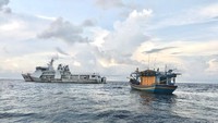 Kapal target tidak menunjukkan kooperatifnya, sehingga tim VBSS melaksanakan penghentian dengan melompat keatas kapal target guna pemeriksaan.  Tidak butuh waktu lama, kapal dapat dihentikan dan diperiksa tim VBSS pada posisi 04°1879 U - 105°0415 T.(Foto: Dok. Bakamla)