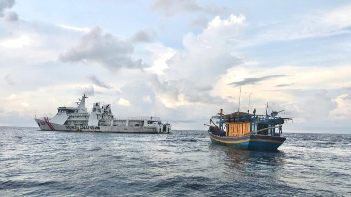 Aksi Petugas Bakamla Tangkap Kapal Ikan Vietnam di Perairan RI-Malaysia