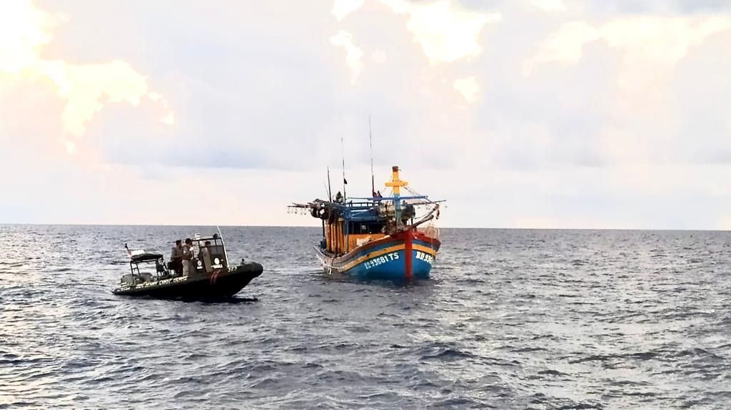 Aksi Petugas Bakamla Tangkap Kapal Ikan Vietnam di Perairan RI-Malaysia