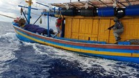 Saat menjalankan patroli, KN Pulau Dana-323 mendeteksi kontak radar sebuah KIA sedang melakukan aktivitas penangkapan ikan di wilayah perairan perbatasan Indonesia-Malaysia pada posisi 04°.20.30 U-105°.04.35 T dengan halu 260° dengan kecepatan 2 knot, posisi KIA berada pada 2 NM didalam garis batas landas kontinen. (Foto: Dok. Bakamla)