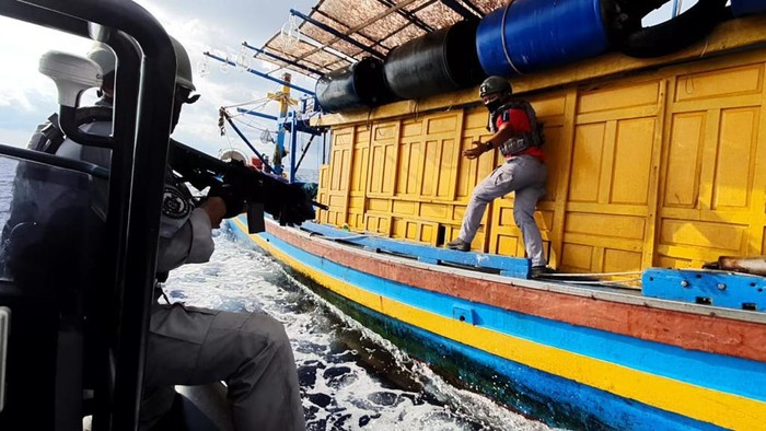 Aksi Petugas Bakamla Tangkap Kapal Ikan Vietnam di Perairan RI-Malaysia Aksi Petugas Bakamla Tangkap Kapal Ikan Vietnam di Perairan RI-Malaysia