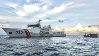 KIA Vietnam diduga telah melakukan pelanggaran batas wilayah dan melakukan aktivitas penangkapan diperairan laut Indonesia tanpa dilengkapi dokumen dari pemerintah Republik Indonesia. Untuk mempertanggungjawabkan pelanggarannya kapal beserta ABK dikawal menuju Pangkalan Pengawasan Sumber Daya Kelautan dan Perikanan (PSDKP) Batam. (Foto: Dok. Bakamla)