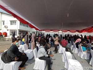 Terjaring Penyekatan, Pemotor Antre Tes COVID di Cikarang Timur