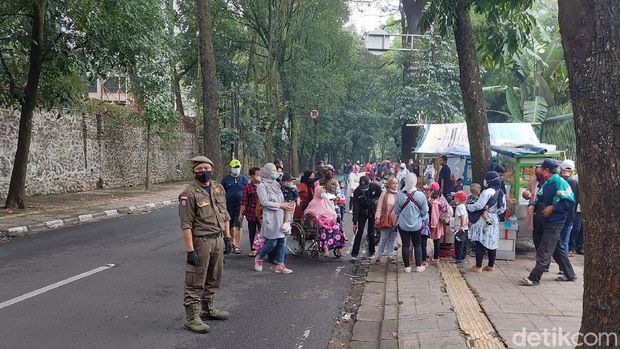 Antrean pengunjung Kebun Binatang Bandung menngular hingga jalan