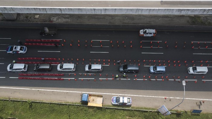 Foto udara sejumlah kendaraan antre saat melintasi pos pemeriksaan kesehatan arus balik di Tol Jakarta-Cikampek KM 34 B di Cikarang, Kabupaten Bekasi, Jawa Barat, Minggu (16/5/2021). Kementerian Perhubungan memprediksi arus balik pemudik untuk kembali ke Jabodetabek (Jakarta,Bogor,Depok,Tangerang,Bekasi) pada 16 sampai dengan 20 Mei 2021. ANTARA FOTO/ Fakhri Hermansyah/rwa.