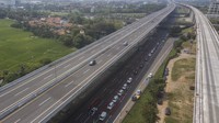 Foto udara sejumlah kendaraan antre saat melintasi pos pemeriksaan kesehatan arus balik di Tol Jakarta-Cikampek KM 34 B di Cikarang, Kabupaten Bekasi, Jawa Barat, Minggu (16/5/2021).