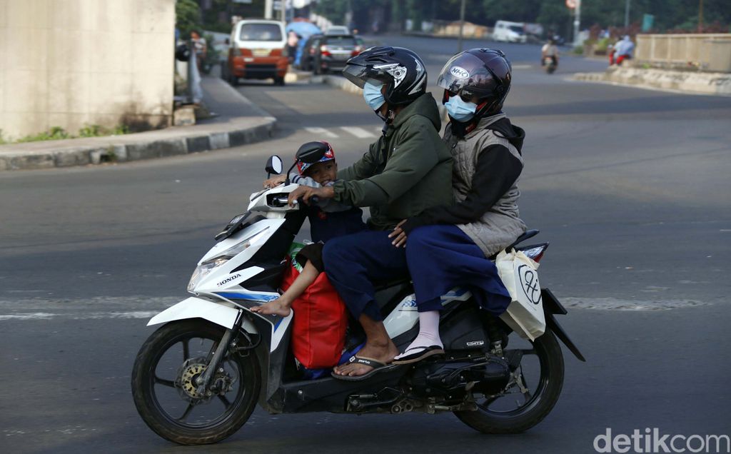 Sejumlah pemudik bermotor terlintas melintasi Jalan Kalimalang Raya, Cibitung, Kabupaten Bekasi, Minggu (16/5). Banyak yang membawa anak namun tidak dilengkapi helm.