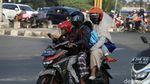 Bahaya! Aksi Pemudik Boceng Anak Tanpa Helm