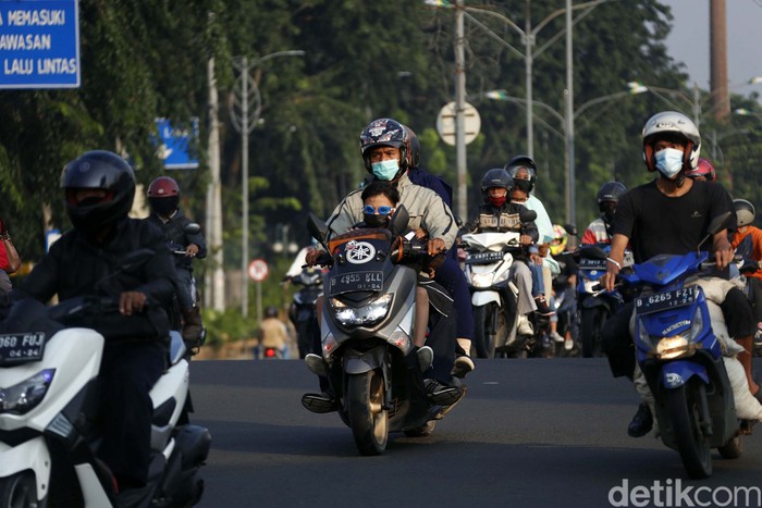 Sejumlah pemudik bermotor terlintas melintasi Jalan Kalimalang Raya, Cibitung, Kabupaten Bekasi, Minggu (16/5). Banyak yang membawa anak namun tidak dilengkapi helm.