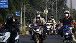 Bahaya! Aksi Pemudik Boceng Anak Tanpa Helm
