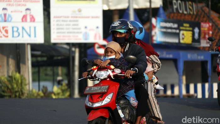 Bahaya! Aksi Pemudik Boceng Anak Tanpa Helm Sejumlah pemudik bermotor terlintas melintasi Jalan Kalimalang Raya, Cibitung, Kabupaten Bekasi, Minggu (16/5). Banyak yang membawa anak namun tidak dilengkapi helm.