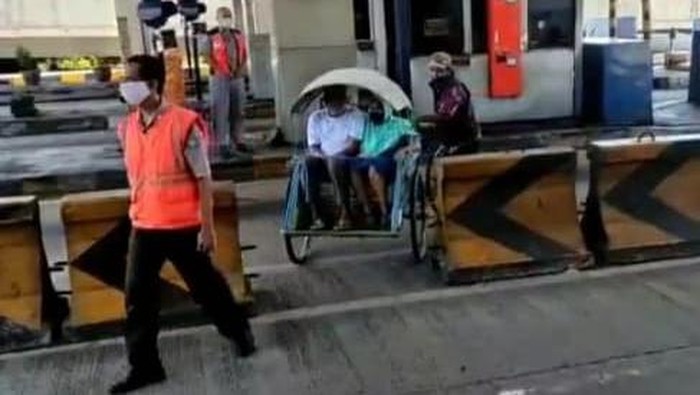 becak masuk tol surabaya-gresik