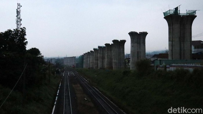 Begini proses pembangunan Kereta Cepat Jakarta Bandung (KCJB) di Kabupaten Bandung Barat. Di kawasan Ngamprah, tiang-tiang penyangga untuk kereta cepat ini berdiri.