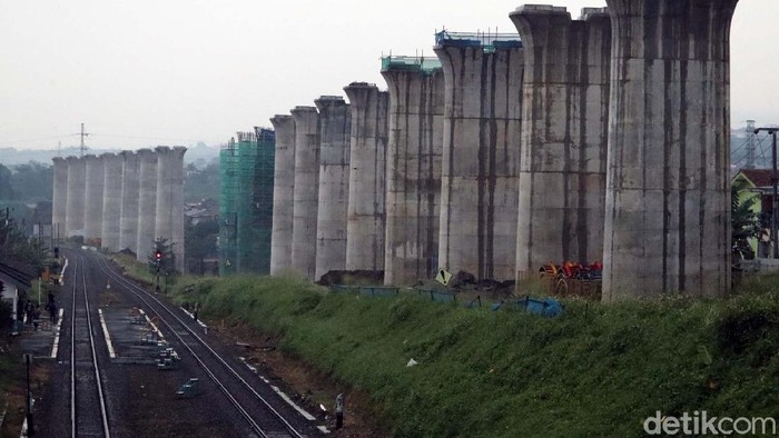 Begini proses pembangunan Kereta Cepat Jakarta Bandung (KCJB) di Kabupaten Bandung Barat. Di kawasan Ngamprah, tiang-tiang penyangga untuk kereta cepat ini berdiri.