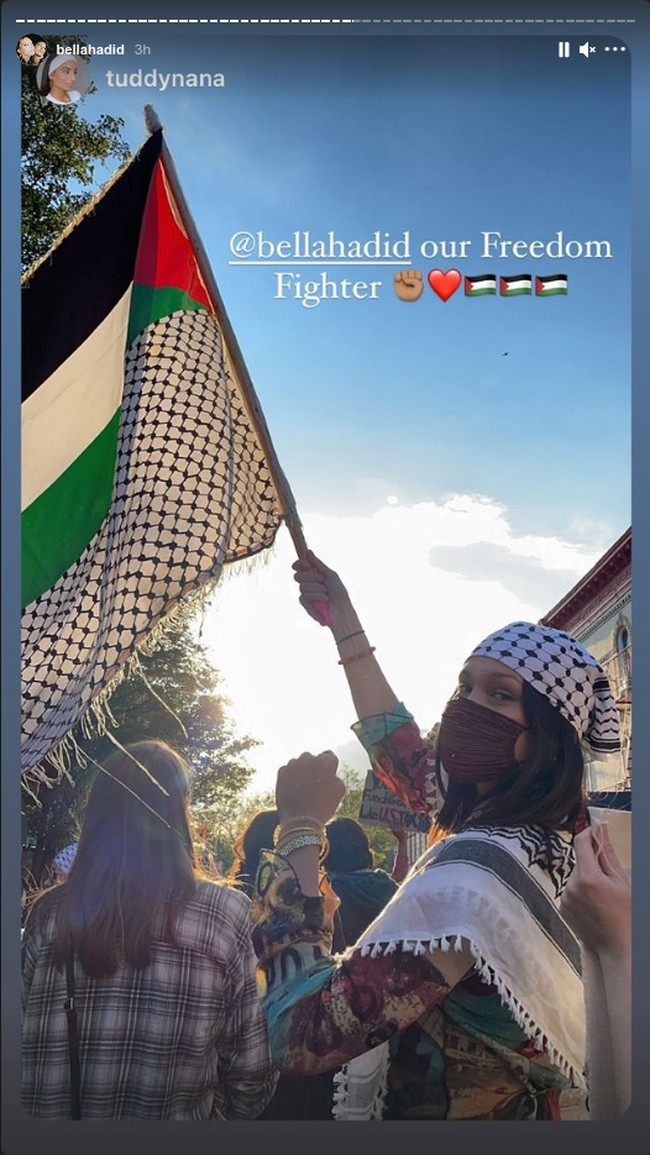 Bella Hadid ikut demonstrasi untuk pembebasan Palestina yang baru-baru ini diserang oleh Israel. Dalam sejumlah postingan di Instagram Bella dan ayahnya, supermodel tersebut ikut turun ke jalan di New York pada Sabtu lalu. Foto: Instagram @bellahadid
