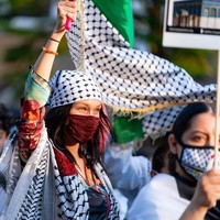 Hatiku terasa seperti ini, dikelilingi banyak orang Palestina yang cantik, cerdas, menghormati, mencintai, baik, dan  murah hati di satu tempat. Ini terasa utuh. Kami adalah keturunan yang langka. Selalu bebaskan Palestina sampai Palestina bebas, tulisnya di Instagram selagi mengunggah foto-fotonya saat demo. Foto: Instagram @mohamedhadid