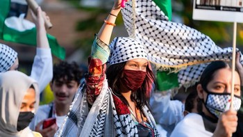 Model Bella Hadid menjadi salah satu seleb yang paling vokal membela Palestina. Di akun medsosnya, dia sering mengunggah dukungannya untuk negara yang merupakan tanah leluhurnya. Karena keberaniannya, tak sekali dua kali perempuan kelahiran 9 Oktober 1996 ini menerima ancaman pembunuhan. Foto: Instagram @mohamedhadid