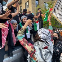 Dalam beberapa foto, ia terlihat membawa bendera Palestina dan menyuarakan protesnya. Tak tampil glamour seperti yang biasa ditunjukkannya saat bekerja, Bella pun memilih menggunakan atasan bernuansa tradisional dan Keffiyeh saat turun berdemo ke jalan. Foto: Instagram @bellahadid