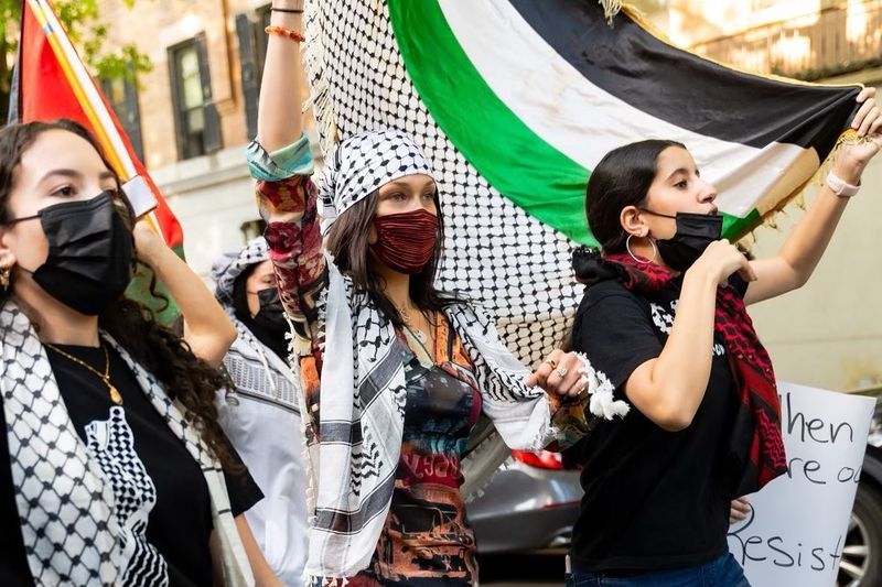 bella hadid ikut demo bela palestina