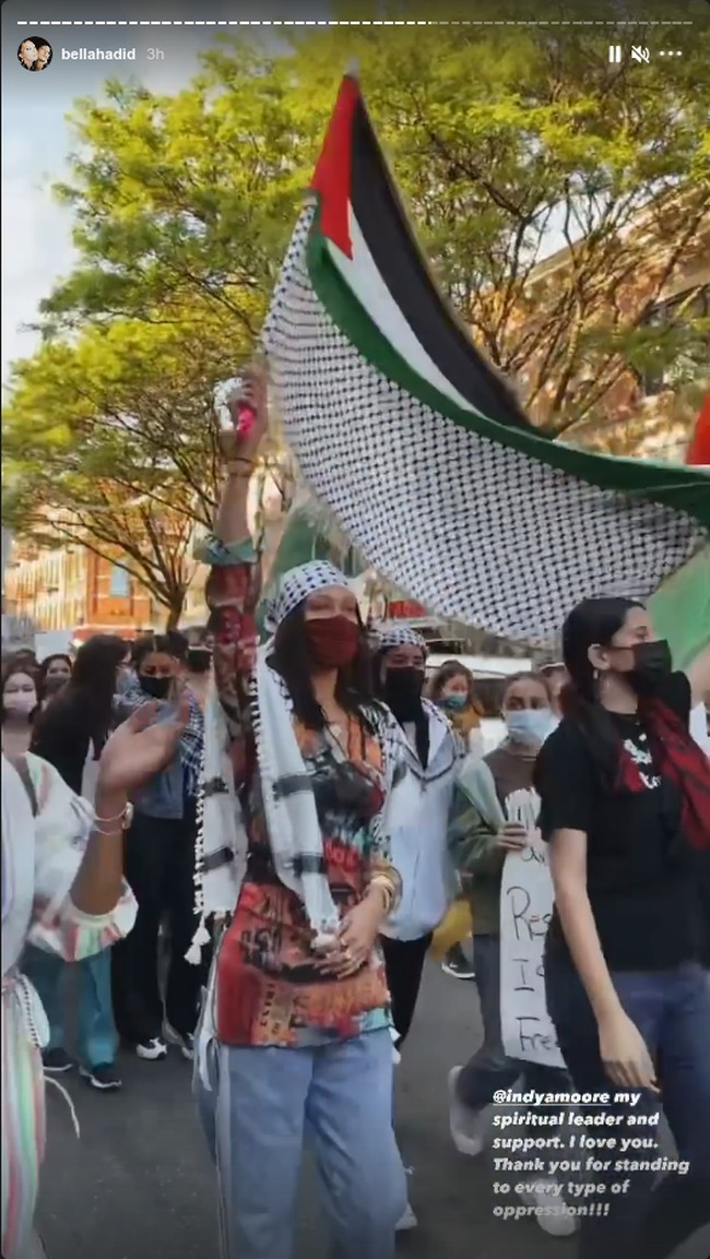 Seumur hidup orang sering bilang aku, seorang wanita Palestina, itu tidak benar. Sering dibilang ayahku tidak punya tanah kelahirkan jika dia datang dari Palestina. Dan aku di sini untuk bilang Palestina itu sangat nyata dan orang-orang Palestina di sini untuk tinggal dan hadir, tulis adik Gigi Hadid tersebut.  Foto: Instagram @bellahadid