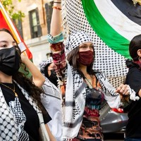 Sejak perang antara Israel dan Palestina kembali memanas, Bella Hadid konsisten menunjukkan dukungannya untuk negara asal sang ayah. Tak hanya lewat postingan di Instagram, baru-baru ini Bella juga ikut turun ke jalan untuk membela Palestina. Foto: Instagram @mohamedhadid