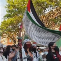 Seumur hidup orang sering bilang aku, seorang wanita Palestina, itu tidak benar. Sering dibilang ayahku tidak punya tanah kelahirkan jika dia datang dari Palestina. Dan aku di sini untuk bilang Palestina itu sangat nyata dan orang-orang Palestina di sini untuk tinggal dan hadir, tulis adik Gigi Hadid tersebut.  Foto: Instagram @bellahadid