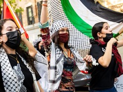 Pakai Keffiyeh, Ini Penampilan Bella Hadid Saat Ikut Demo Bela Palestina