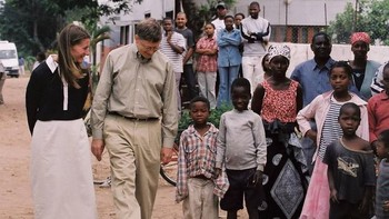 Kekayaan ribuan triliun sama sekali tak membuat Bill Gates canggung mengunjungi tempat-tempat termiskin di dunia. Foto: Facebook  
