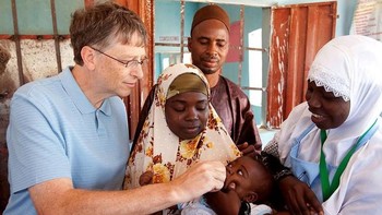 Sejak muda, Bill Gates tak sungkan mengunjungi daerah-daerah miskin di berbagai negara untuk mendukung pekerjaan yayasan amalnya. Foto: Facebook
