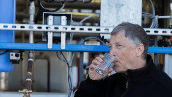 Saat minum air bersih hasil olahan kotoran manusia yang dihasilkan oleh mesin yang didanai yayasannya. Foto: Facebook