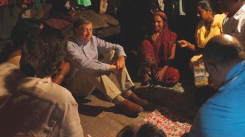 4. Gemar beramal: Yayasan miliknya, Bill & Melinda Gates Foundation, dikenal sebagai lembaga amal swasta terbesar di dunia. Bill Gates juga tidak segan turun langsung ke lokasi-lokasi termiskin di Asia sampai Afrika, untuk mendengarkan keluhan warga di sana. Foto: Facebook