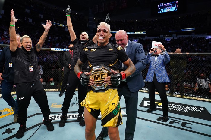 Charles Oliveira memenangkan sabuk juara kelas ringan UFC usai mengalahkan Michael Chandler dalam dua ronde di UFC 262, Minggu 16 Mei 2021.