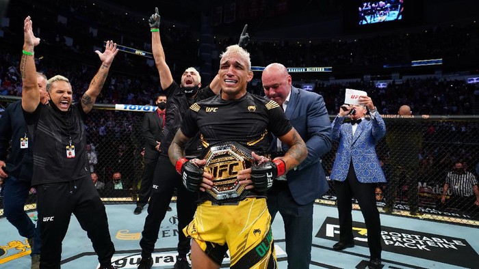 Charles Oliveira memenangkan sabuk juara kelas ringan UFC usai mengalahkan Michael Chandler dalam dua ronde di UFC 262, Minggu 16 Mei 2021.