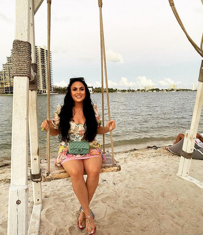 Siapa sangka, ternyata dia tersandung masalah hukum. Gaya hidup jet set-nya itu diduga dari hasil menipu.  Foto: dok. Instagram/@killadmilla