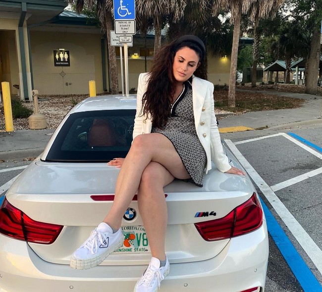 Dalam unggahan terakhirnya yang di-posting pada 10 April, ia berpose di atas model mewah BMW. Unggan tersebut mendapatkan reaksi nyinyir netizen. Tak sedikit orang yang mengolok-oloknya karena tampil mewah, namun dari hasil menipu.  Foto: dok. Instagram/@killadmilla