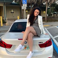 Dalam unggahan terakhirnya yang di-posting pada 10 April, ia berpose di atas model mewah BMW. Unggan tersebut mendapatkan reaksi nyinyir netizen. Tak sedikit orang yang mengolok-oloknya karena tampil mewah, namun dari hasil menipu.  Foto: dok. Instagram/@killadmilla